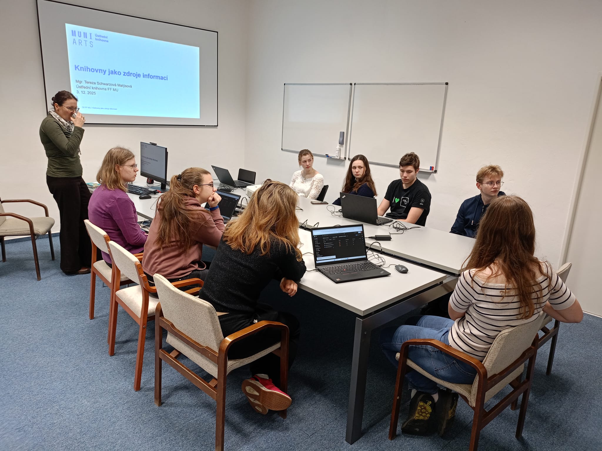 Exkurze studentů předmětu Academic Writing do knihovny FF MU