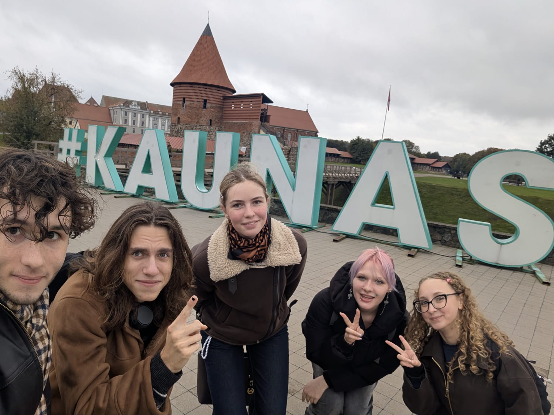Školní parlament ovládly ženy. Předseda posílá zdravici z Erasmu